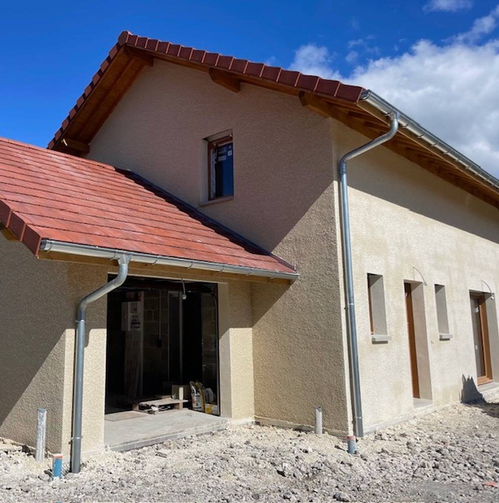 Maison_rouge_ecrasée